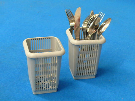 <img src="https://cdn.shopify.com/s/files/1/0084/6109/0875/products/CC00045_3.jpg?v=1571504668" alt="Lamber CC00045 Small Cutlery Basket">